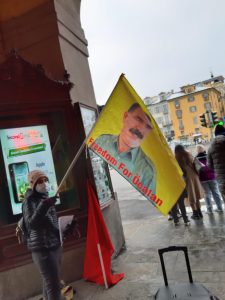 Manifestante con bandiera di Öcalan a Pinerolo (TO)