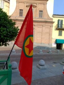 Bandiera del PKK davanti a una chiesa